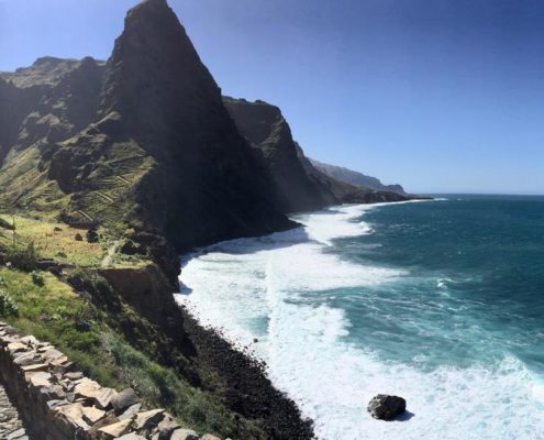 Falaises du littoral nord de l'île de Santo Antão, sentier à travers une nature authentique, jusqu'au village pittoresque de Cruzinha