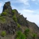 L'excursion commence à Cova, cratère transformé en champs, puis débute la fameuse randonnée aux 77 virages par des chemins sinueux à travers la vallée sur l'île de Santo Antão
