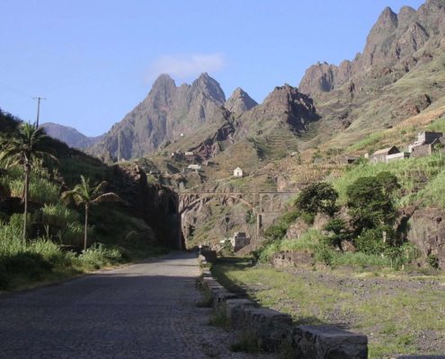 Forquinha sur l'île de Santo Antão et superbe vue panoramique sur Altomira et Ribeira das Patas et les paysages couleur noire caractéristique de la roche volcanique