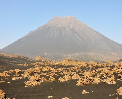 Cratère du volcan de Fogo formé par l’éruption de 2014, un paysage multicolore aux températures élevées et à la forte odeur de soufre
