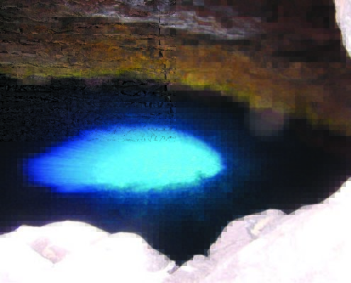 Braconna, île de Sal, caverne ouverte par la mer dans la roche basaltique, une grotte et des piscines naturelles, baignade possible