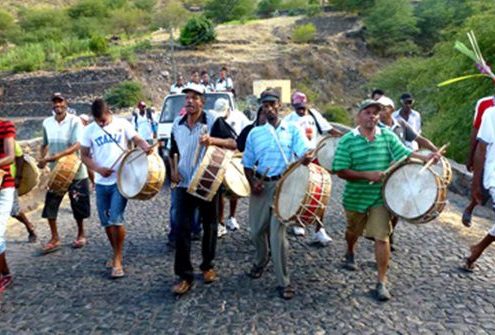 A la découverte d'un dimanche capverdien sur l'île de São Vicente, messe gospel, groupes folkloriques et les danses traditionnelles, groupes musicaux typiques