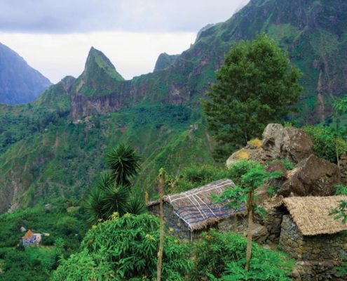 Reliefs volcaniques, sommets abrupts et vallées profondes, en prenant la mythique route de la Corda sur l'Île de Santo Antão, grimpant à plus de 1600 mètres d'altitude, les vues sont plus spectaculaires les unes que les autres