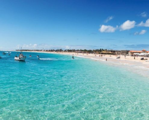 Promenade en voilier en longeant la côte de l'île de Sal, incluant un déjeuner typique à bord et la pratique du snorkeling et de la pêche