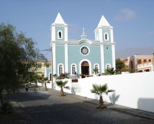 Excursion entre l’icône de l’île, le volcan Pico de Fogo, Mosteiros et son centre historique, les Salines de São Jorge et de Porto Natural de Lavas et des eaux cristallines qui baignent une petite plage de sable noir