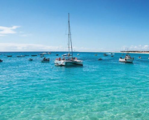 Sur un catamaran à la découverte de la côte ouest de l’île de Boa Vista en passant par l’îlot de Sal Rei jusqu’au large de la Baie de Chaves